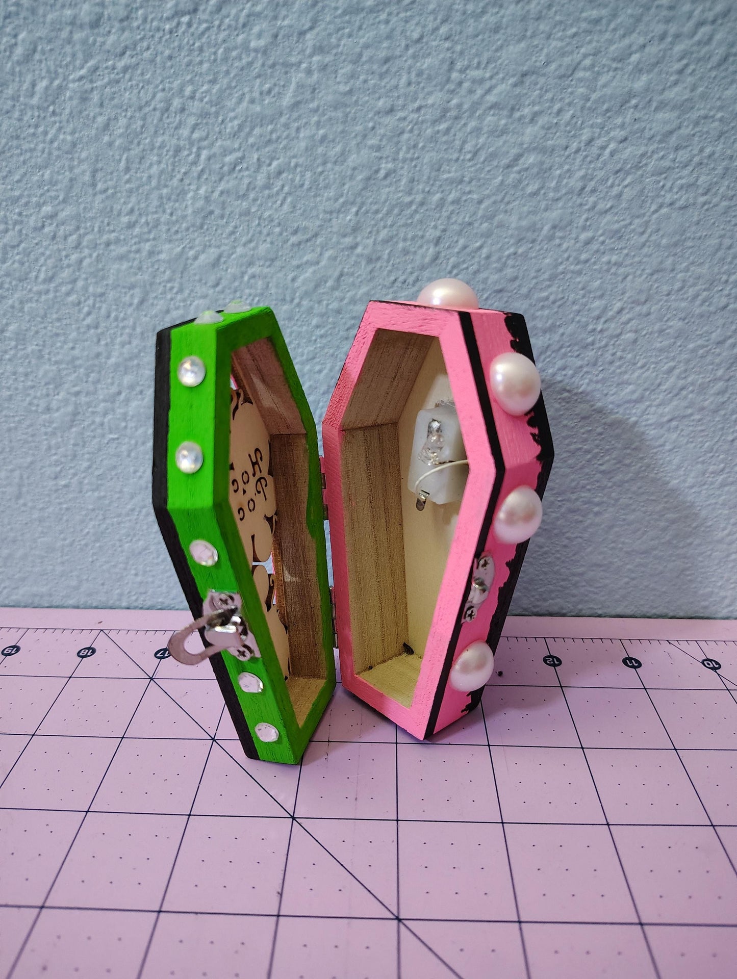 Light up Halloween Hocus Pocus Coffin deco - super cute kawaii pastel goth